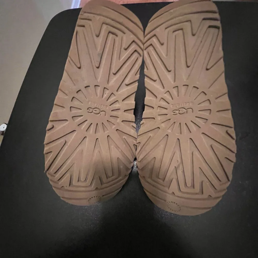 Ugg size 5 boots 3236 tan